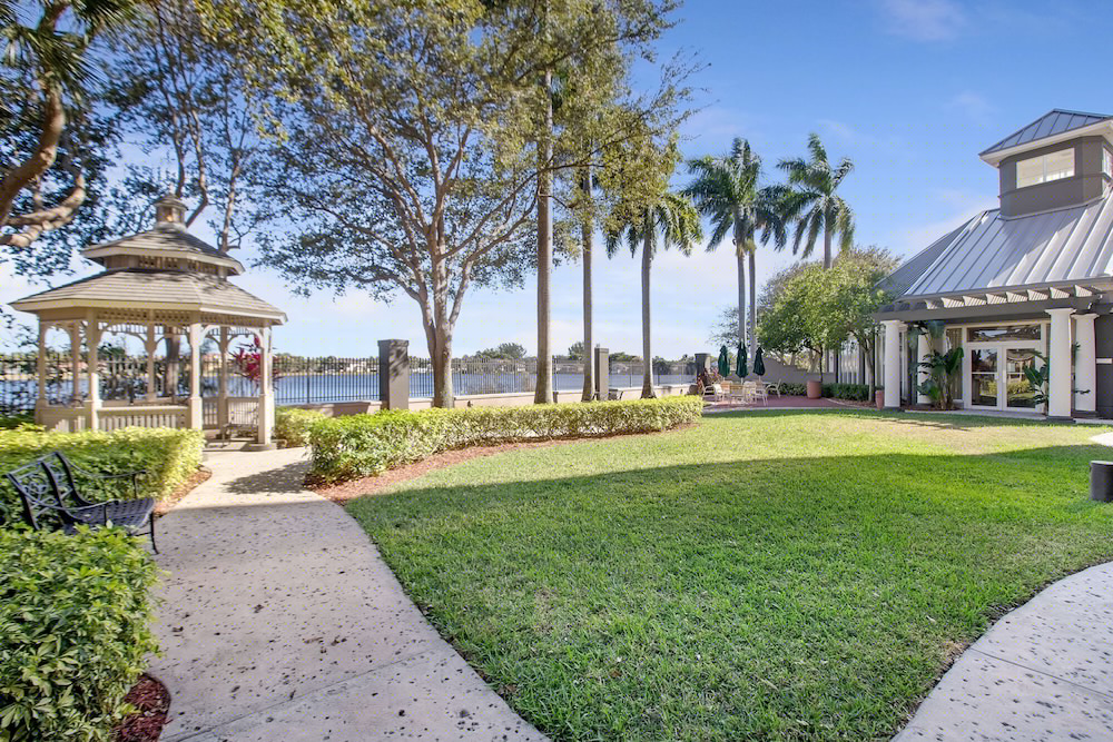 La Quinta Inn & Suites by Wyndham Ft. Lauderdale Airport 5/42