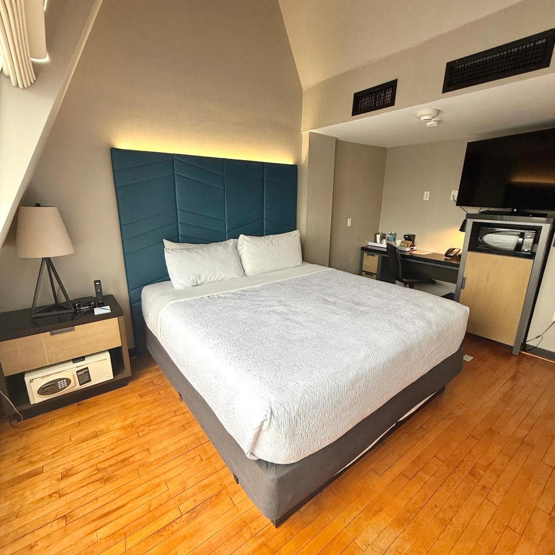 Suite, King Bed, Skyline View, Sofa, High Floor