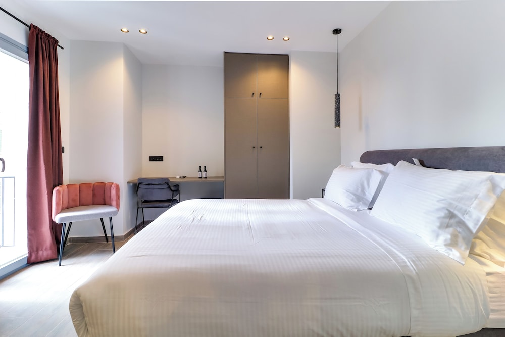 SUPERIOR, QUEEN BED, CITY VIEW