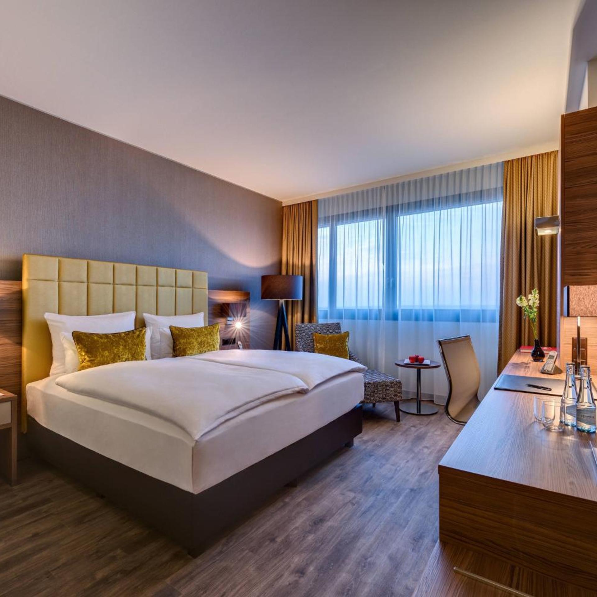 Guest Room, Executive, King Bed, Partial River View, Executive Lounge Access