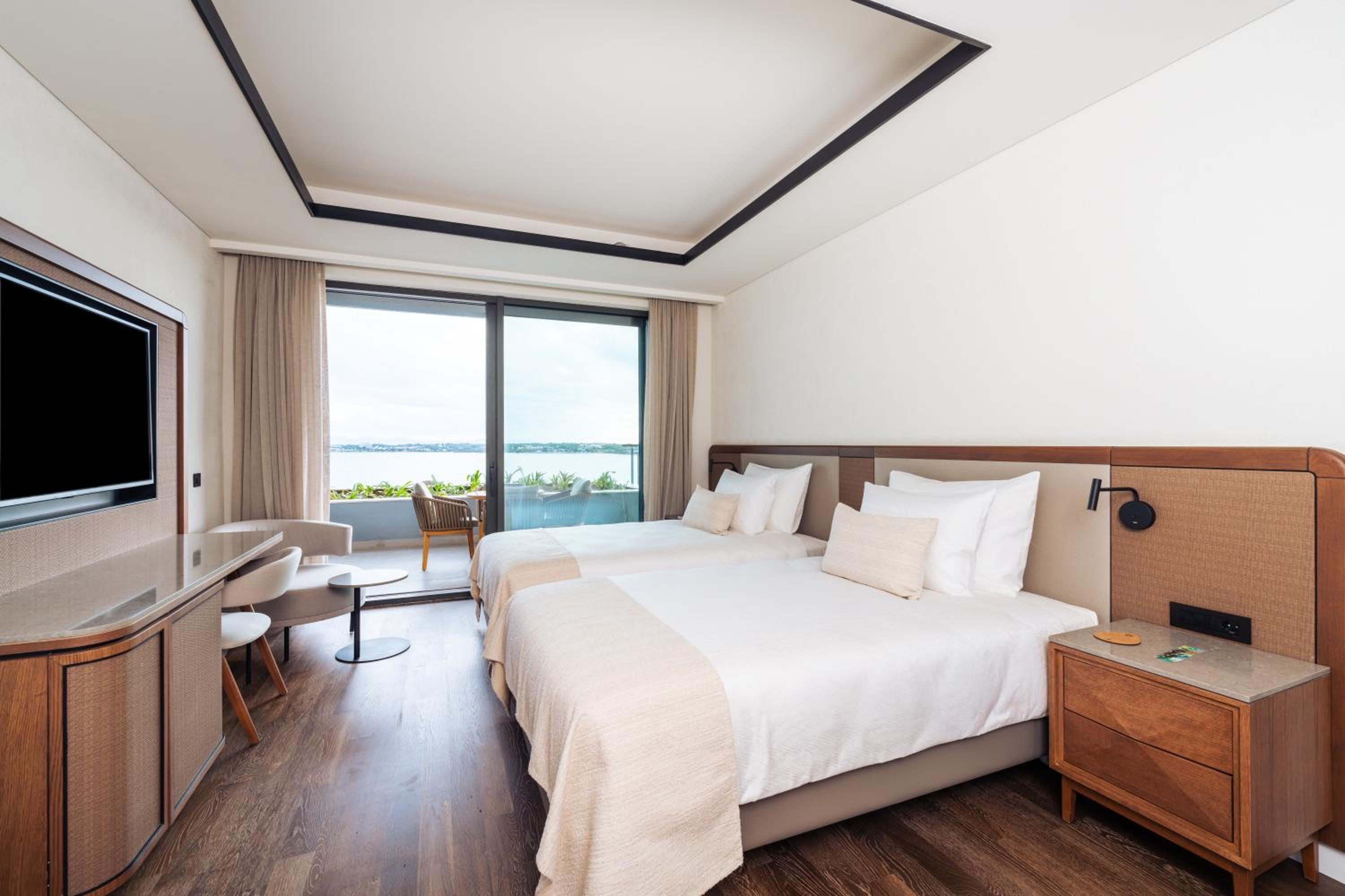 2 Bedrooms, Penthouse Suite, King and Twin Beds, Sea View