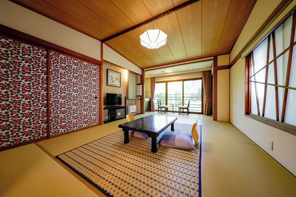 JAPANESE, SHARED BATHROOM