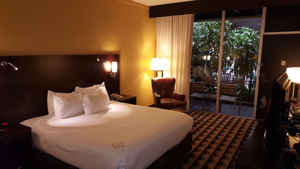 Courtyard, Deluxe, King Bed, Accessible