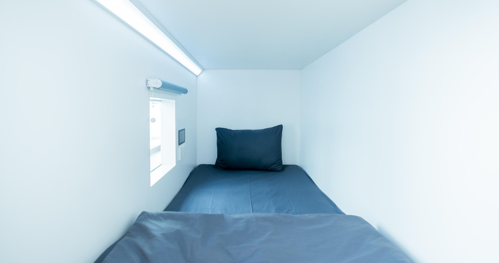 ROOM, SINGLE