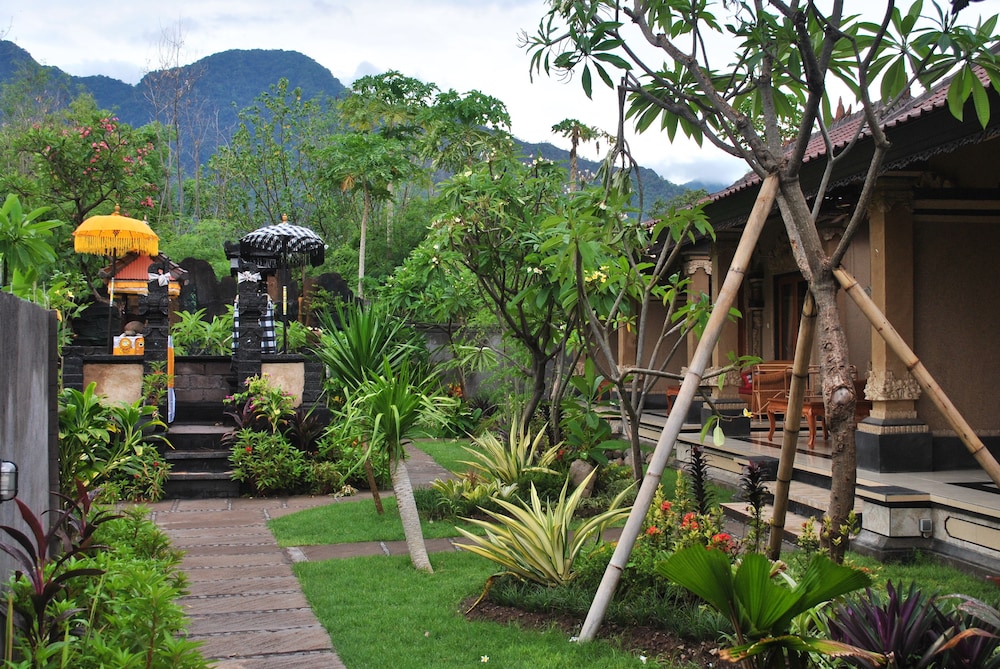 Trijaya Guest House 64/72