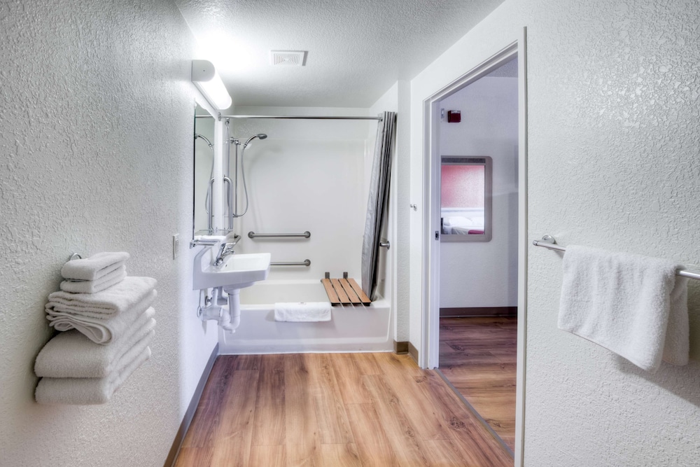 Motel6 Niantic, CT - New London 45/46