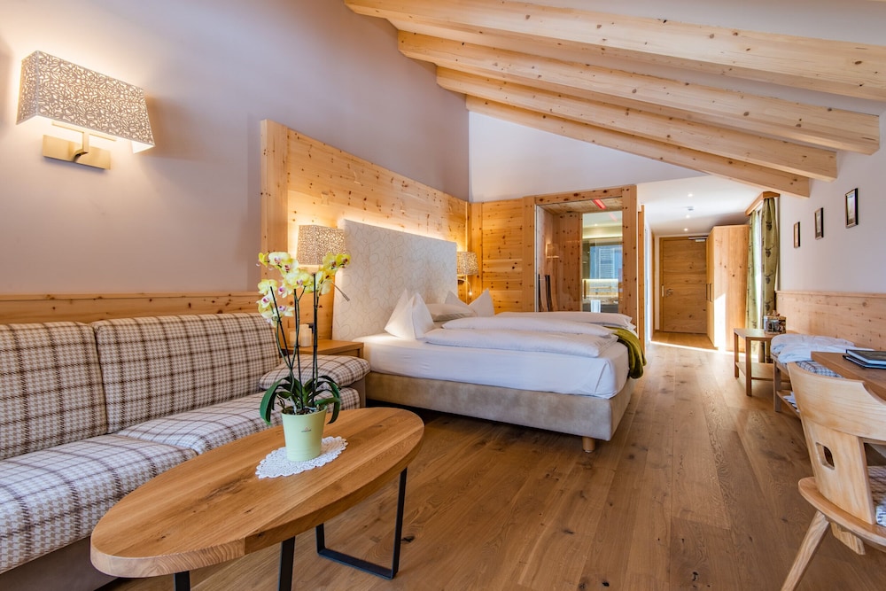 Junior Suite, Queen Bed, Sauna