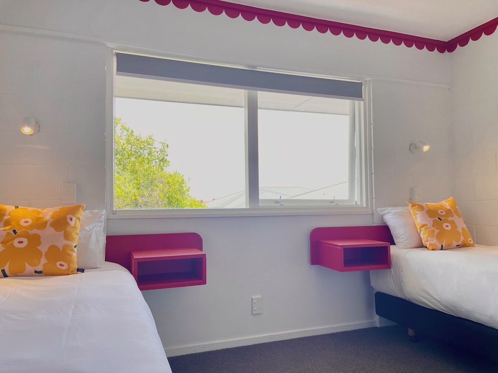 2 Bedrooms, Apartment, 1 Queen and 4 Single Beds