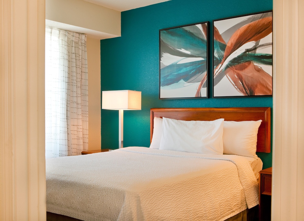 Studio, Queen Bed, Sofa