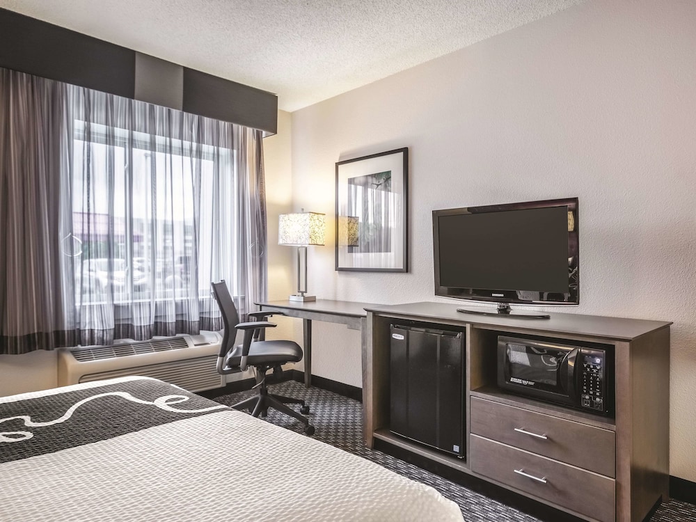 La Quinta Inn & Suites by Wyndham Hartford - Bradley Airport 43/47
