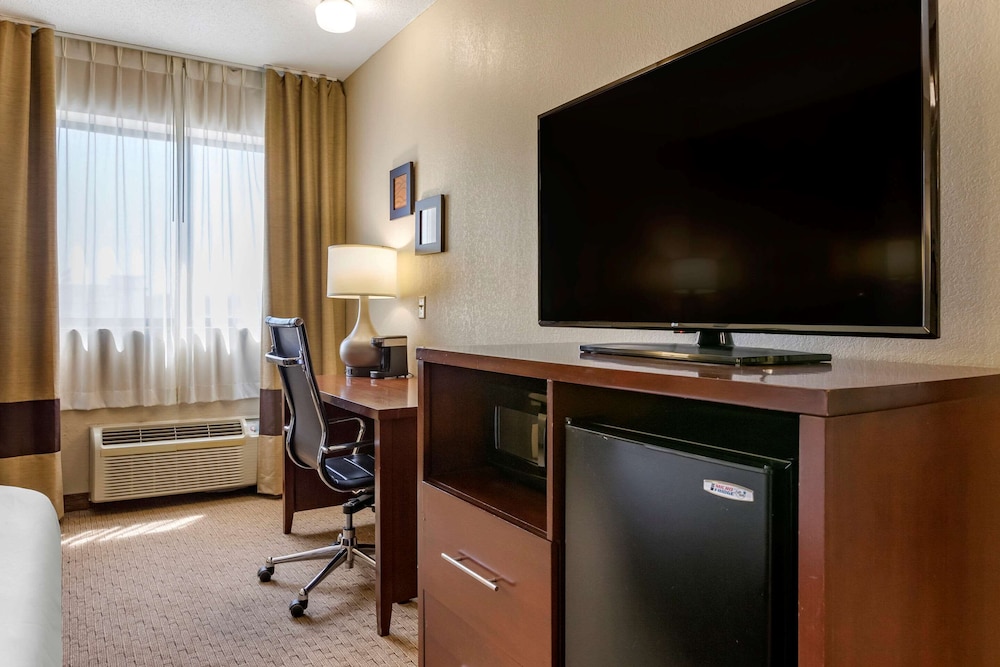 Comfort Inn Warren - Detroit North 24/28