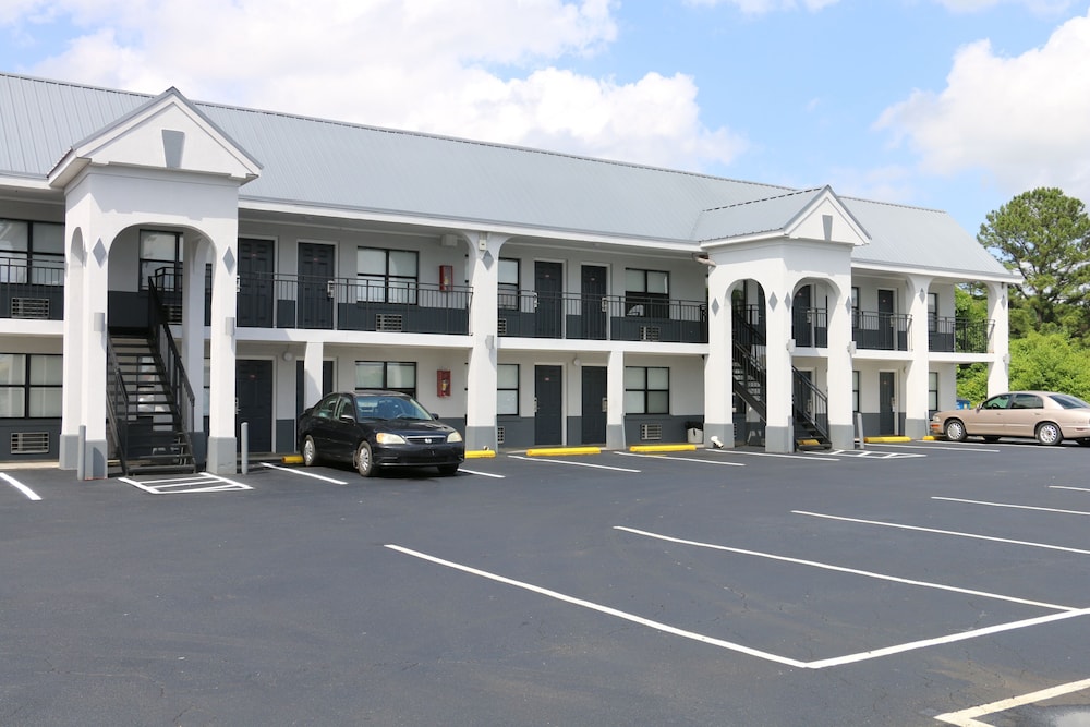 Travelodge by Wyndham Calhoun South I-75 34/40