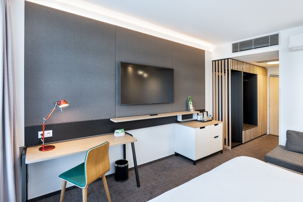 HOLIDAY INN PRAGUE AIRPORT 16/76