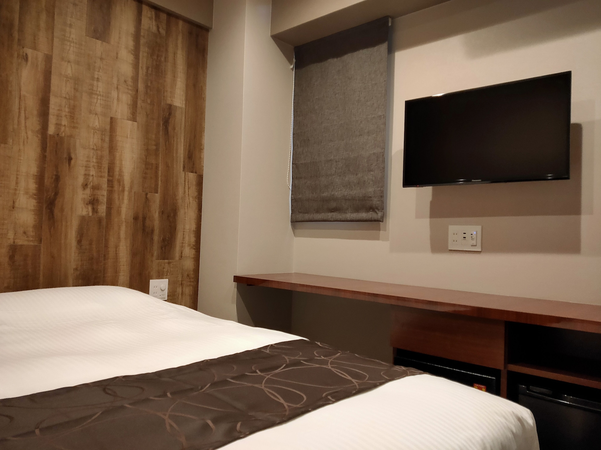 SEMI ROOM, SEMI DOUBLE BED