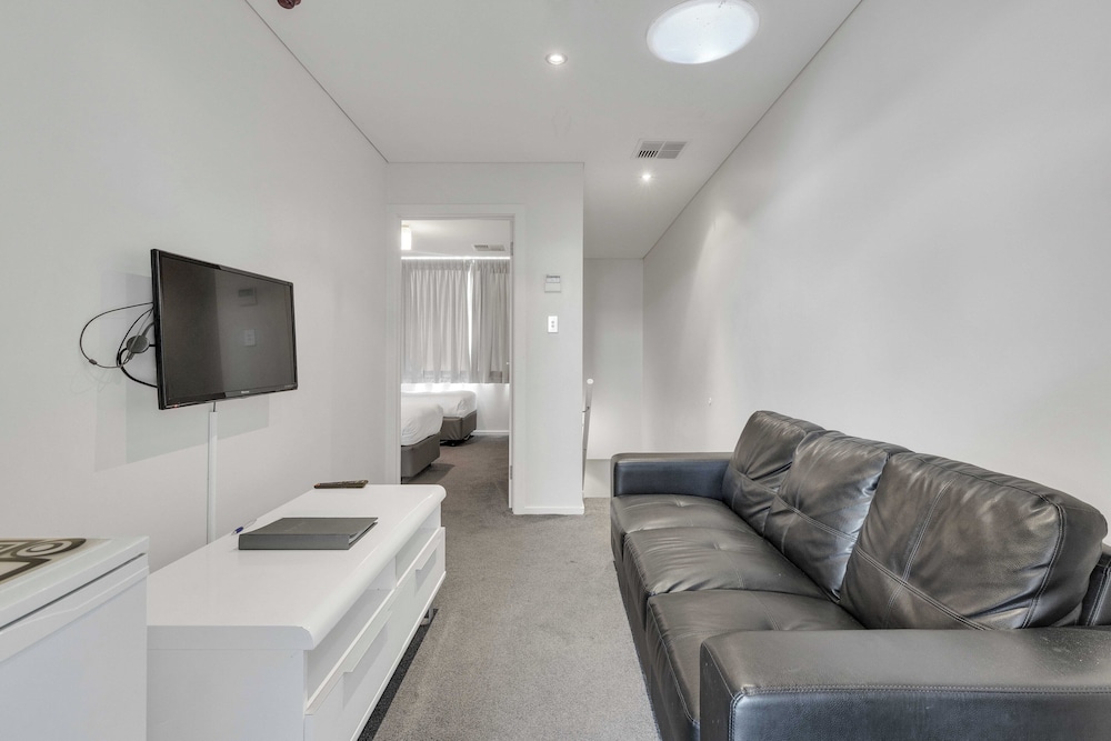 MAWSON LAKES HOTEL 43/64