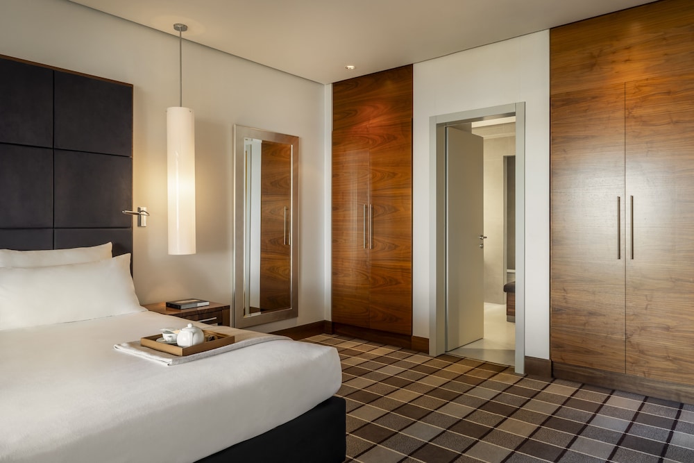 EXECUTIVE, SUITE