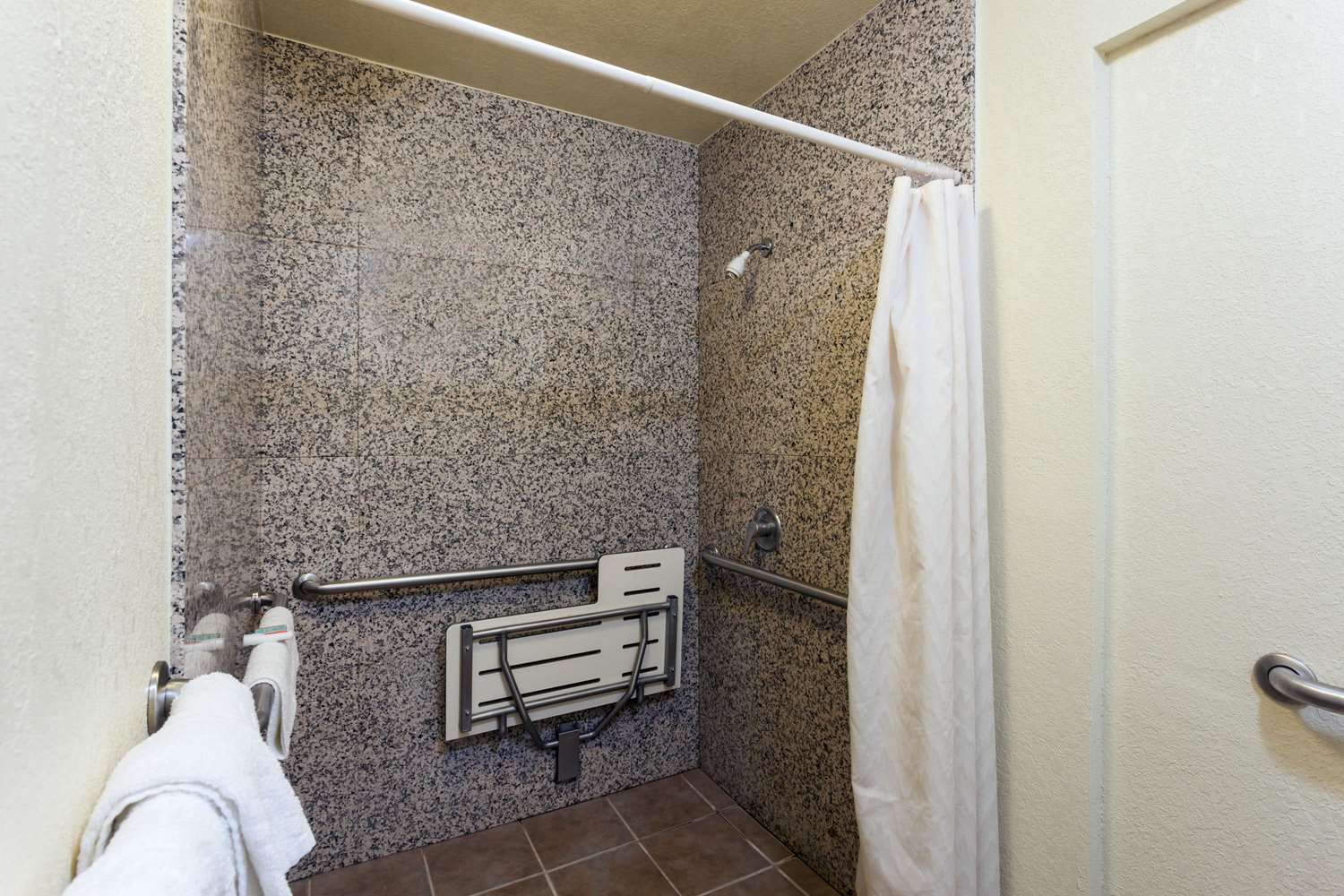Travelodge by Wyndham Long Beach Convention Center 17/20