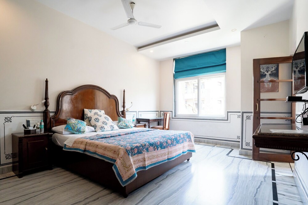Super, Deluxe, King Bed 3/10