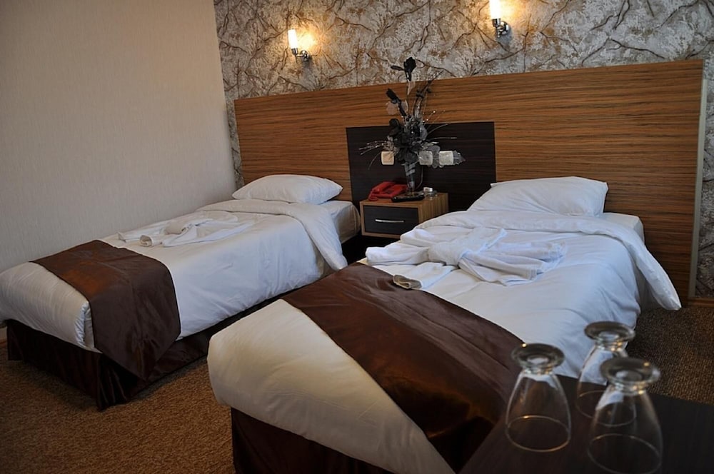 Esin Hotel 25/50