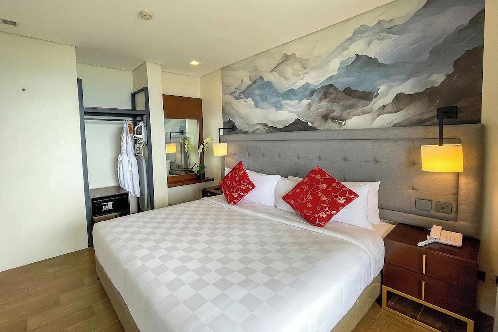 RENOVATED, 2 BEDROOMS, SUMMIT, SUITE, KING AND TWIN BEDS, LAKE VIEW