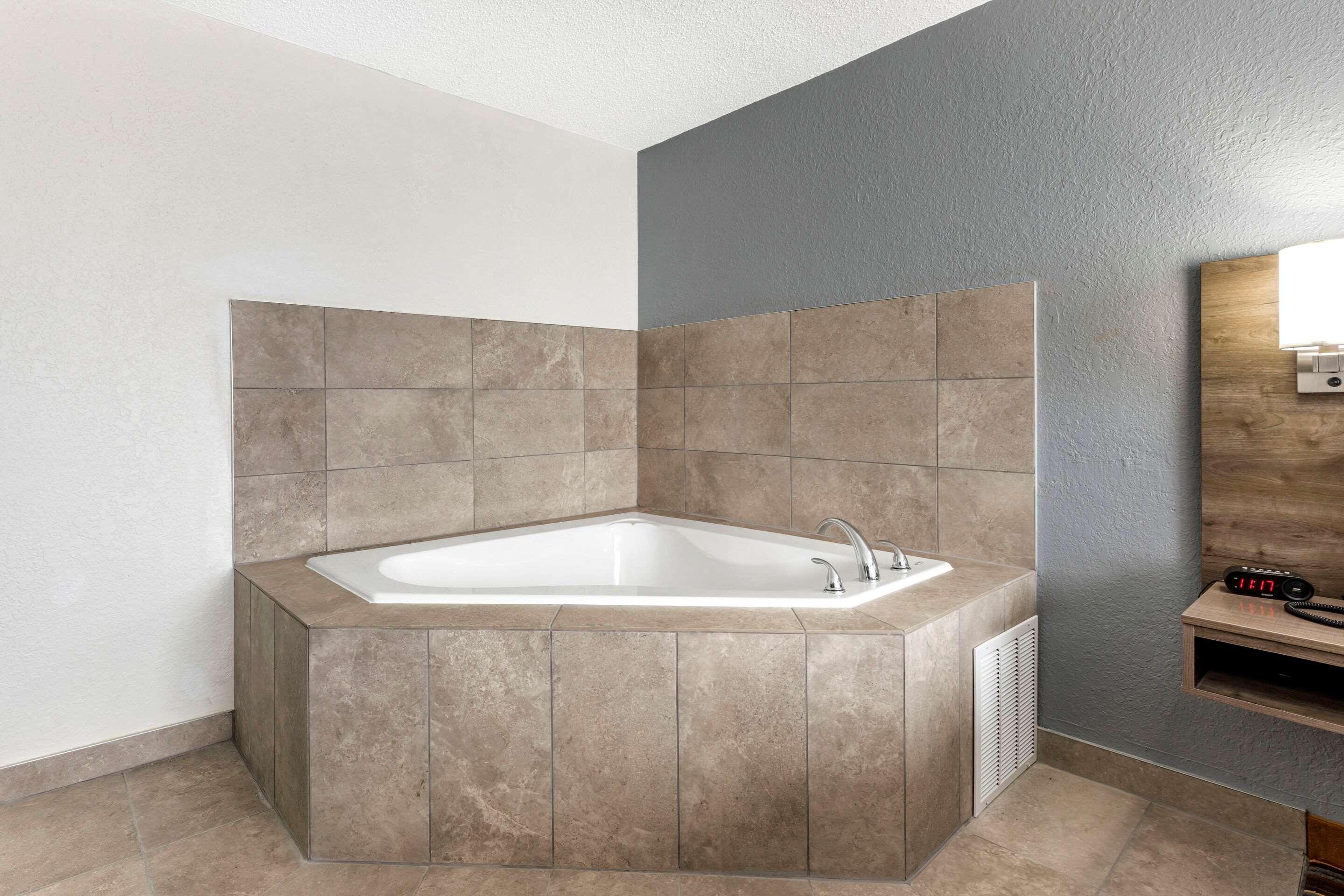 غرفة بسرير كينج، Quality Inn and Suites Sulphur Springs TX 4/4