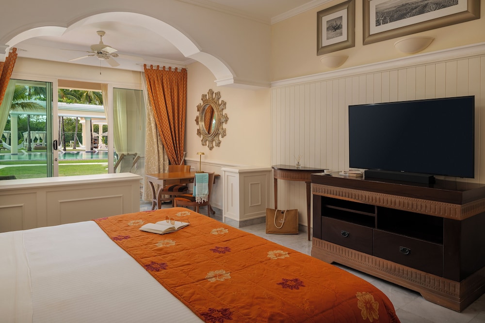 Pool, Walkout, Suite, Double Bed