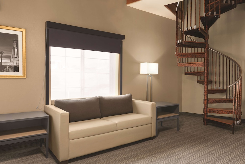 Spark by Hilton Redlands 20/40