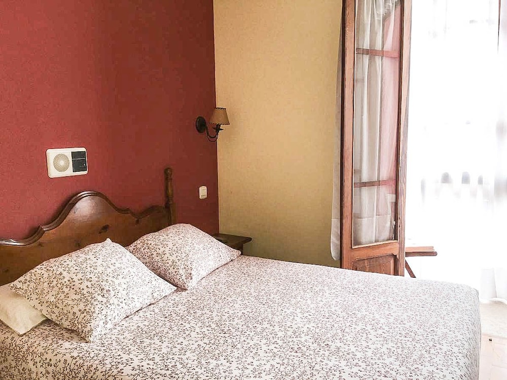 Room, Twin Beds, Hotel Puerto de Llanes 2/4