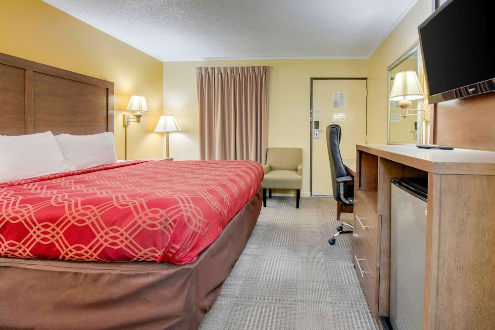 Econo Lodge Lenoir City 28/33