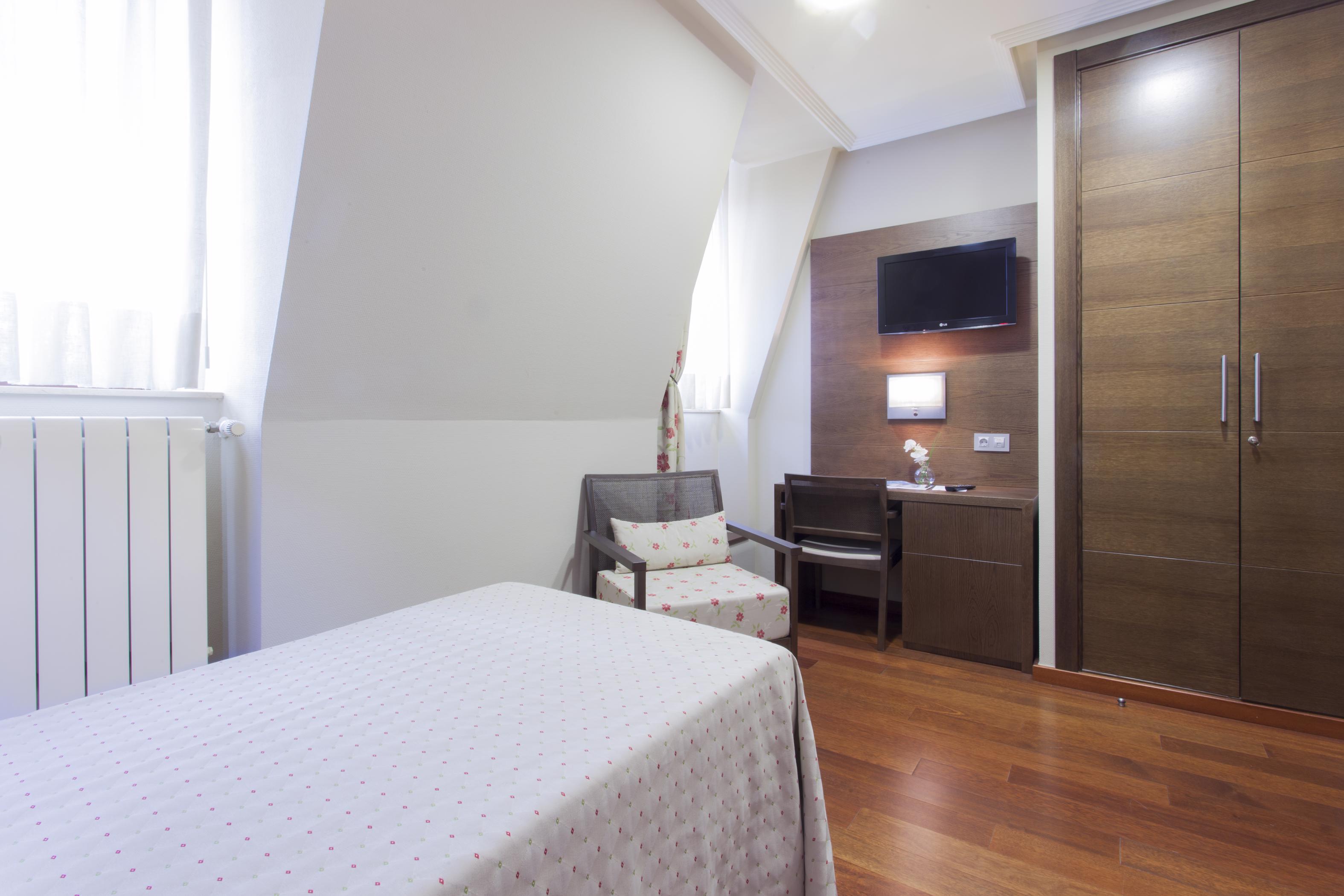 ROOM, SINGLE