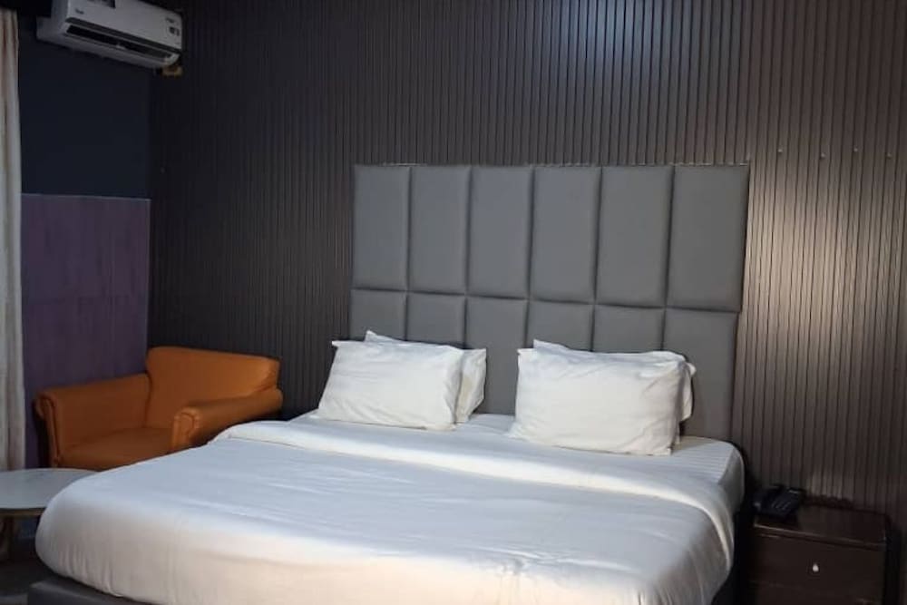 Paris Suites 20/64