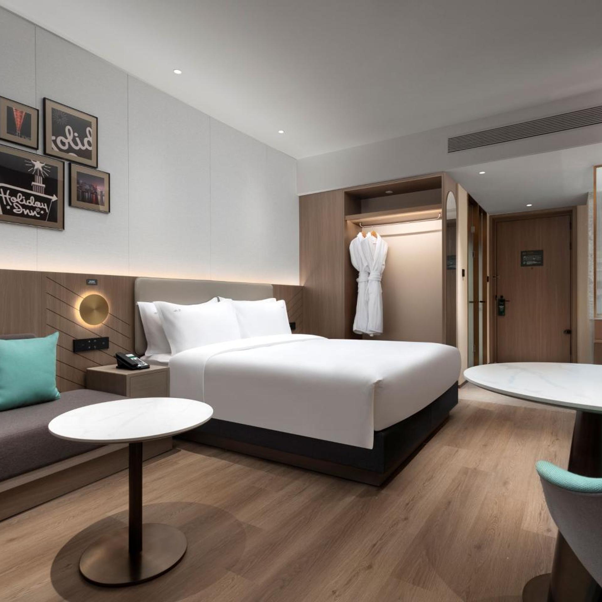 Standard, Single Bed, Holiday Inn Shanghai Jing'an by IHG 3/10