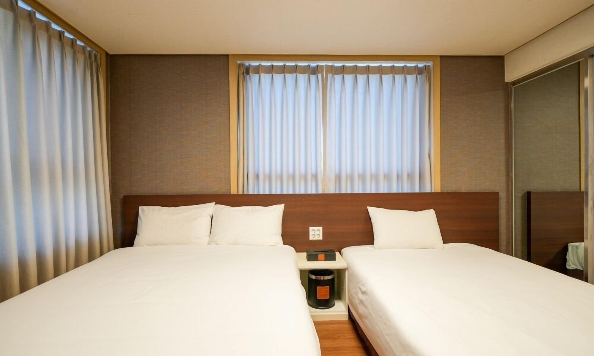 FAMILY, TWIN BEDS