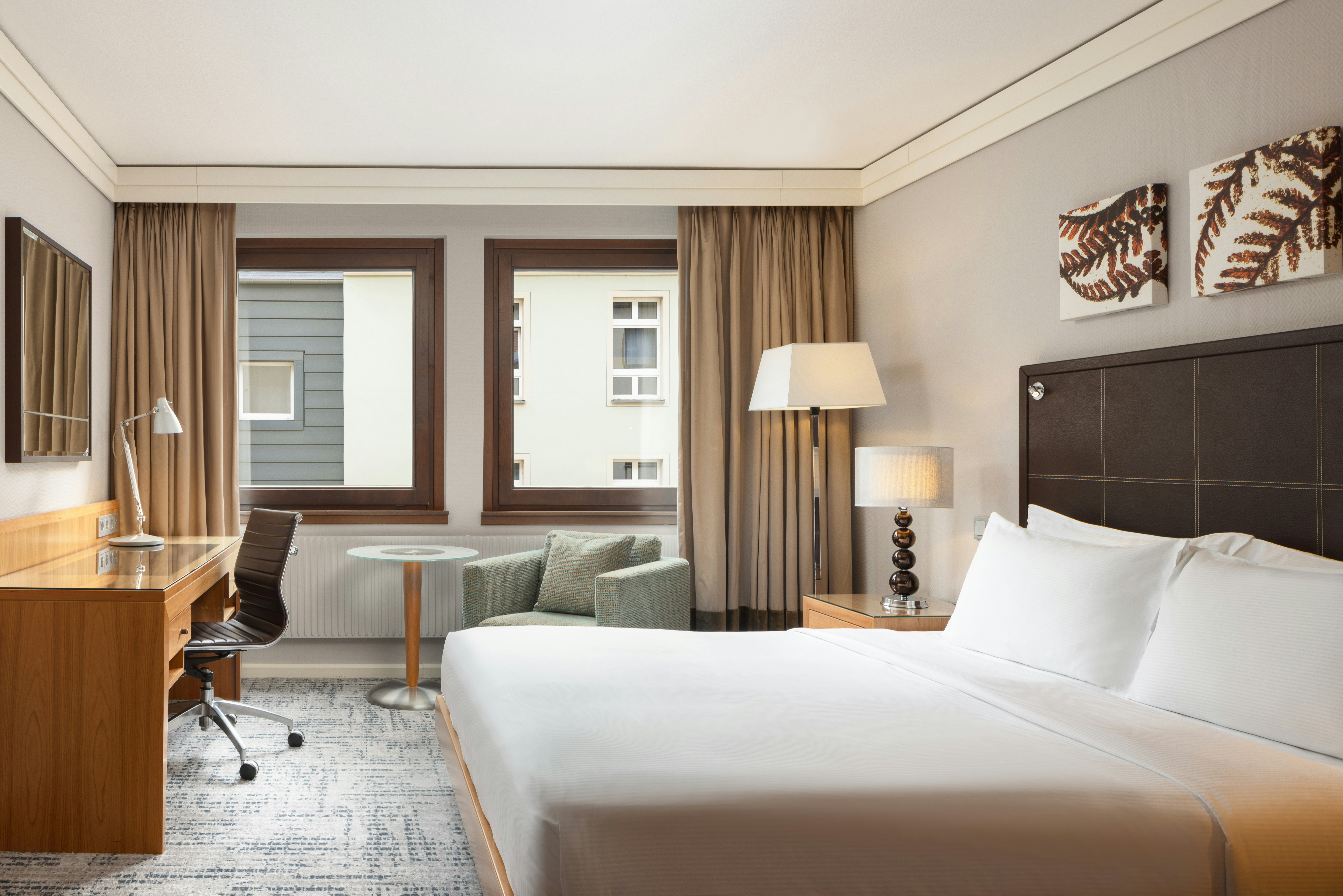 Room, Queen Bed, Hilton Dresden 3/11