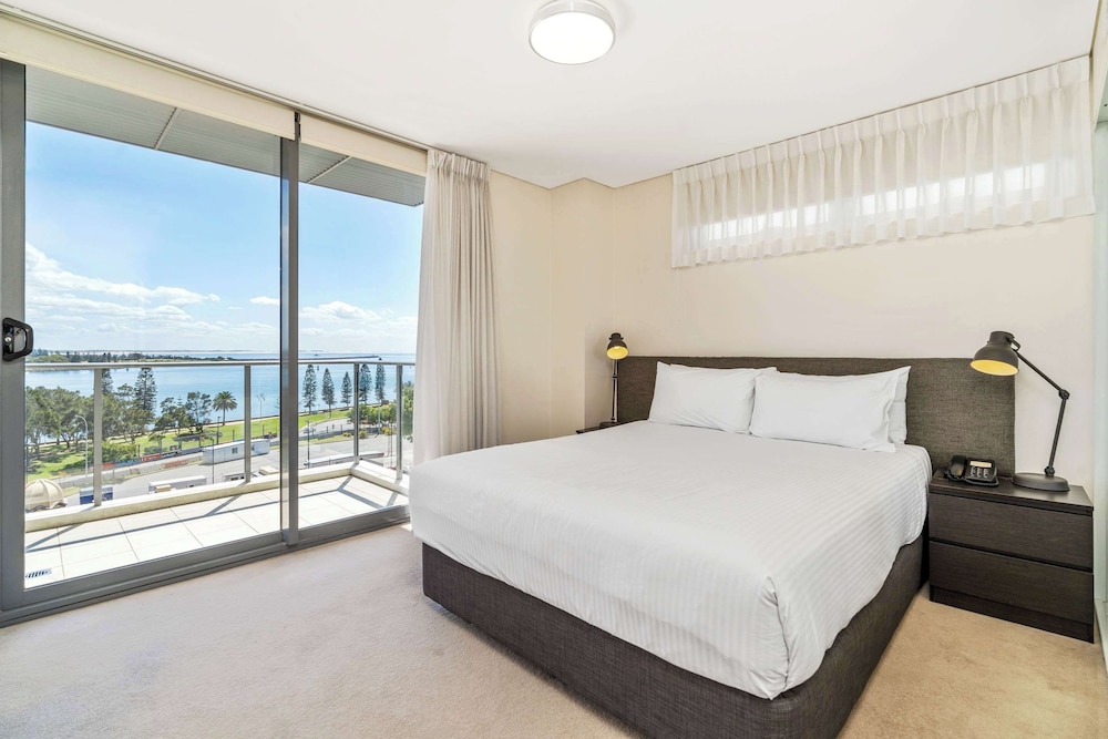 SUITE, QUEEN AND TWIN BEDS, HARBOUR VIEW, BALCONY
