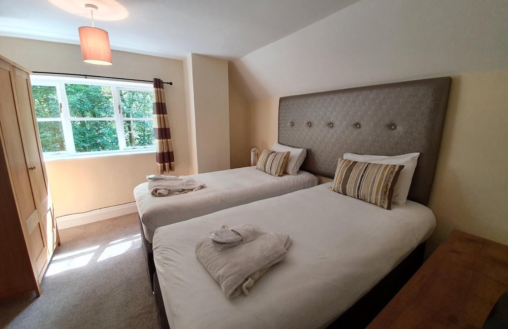 Lodge, 2 Double and Twin Beds, Hot Tub