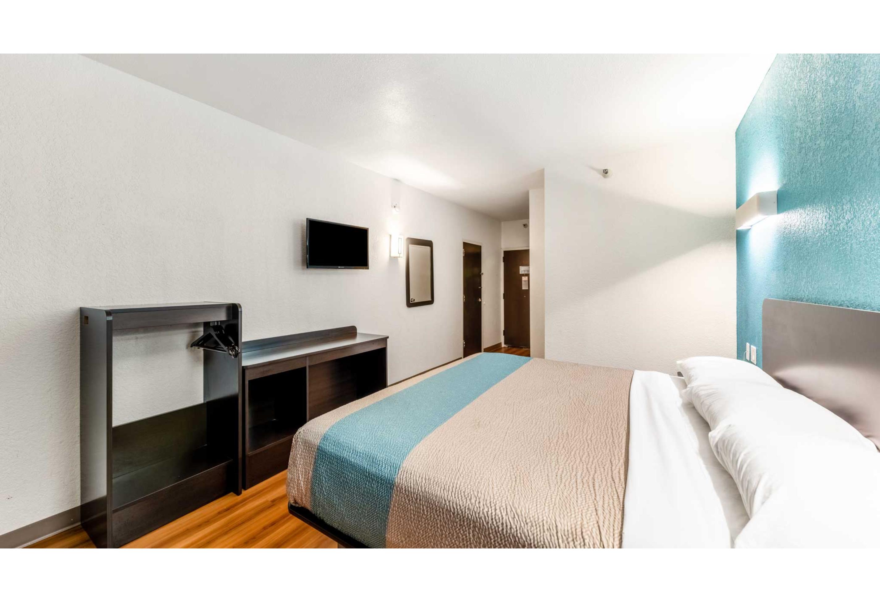 1 King Bed Mobility Accessible Tub, Nsmk