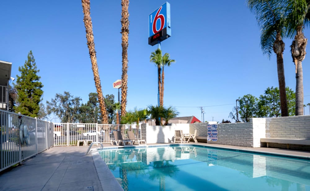 Motel6 Bakersfield, CA - South 46/54