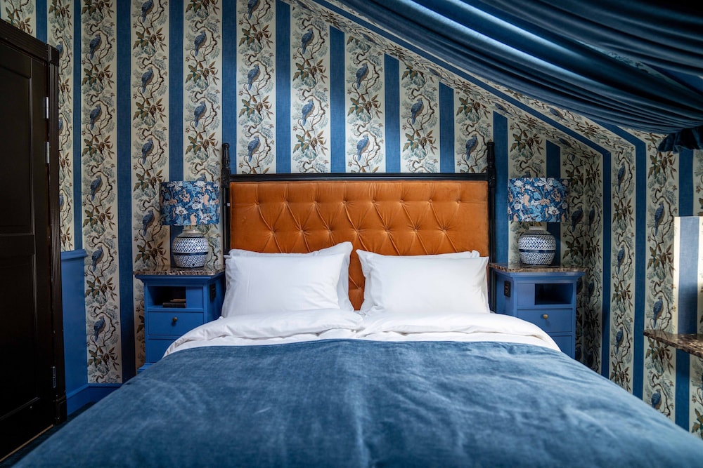 PETITE, QUEEN BED