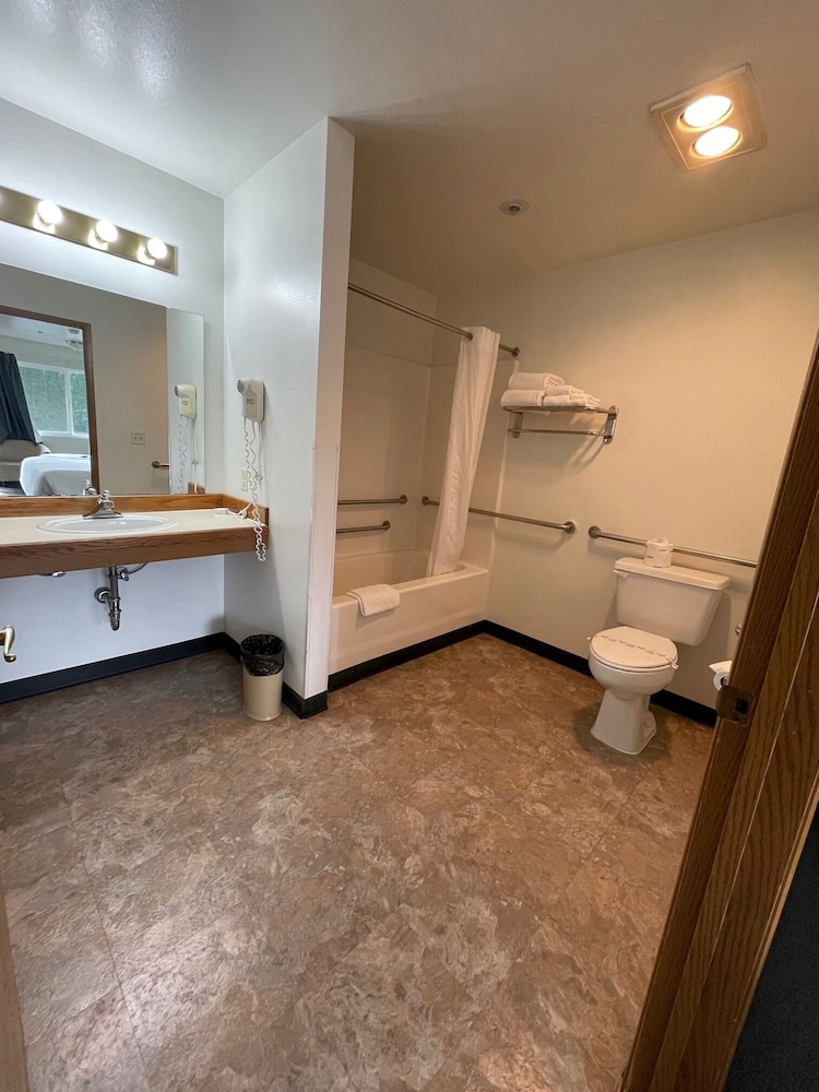 غرفة قياسية بسرير كينج لذوي الإعاقة، Fairground Inn Monroe WA 4/6