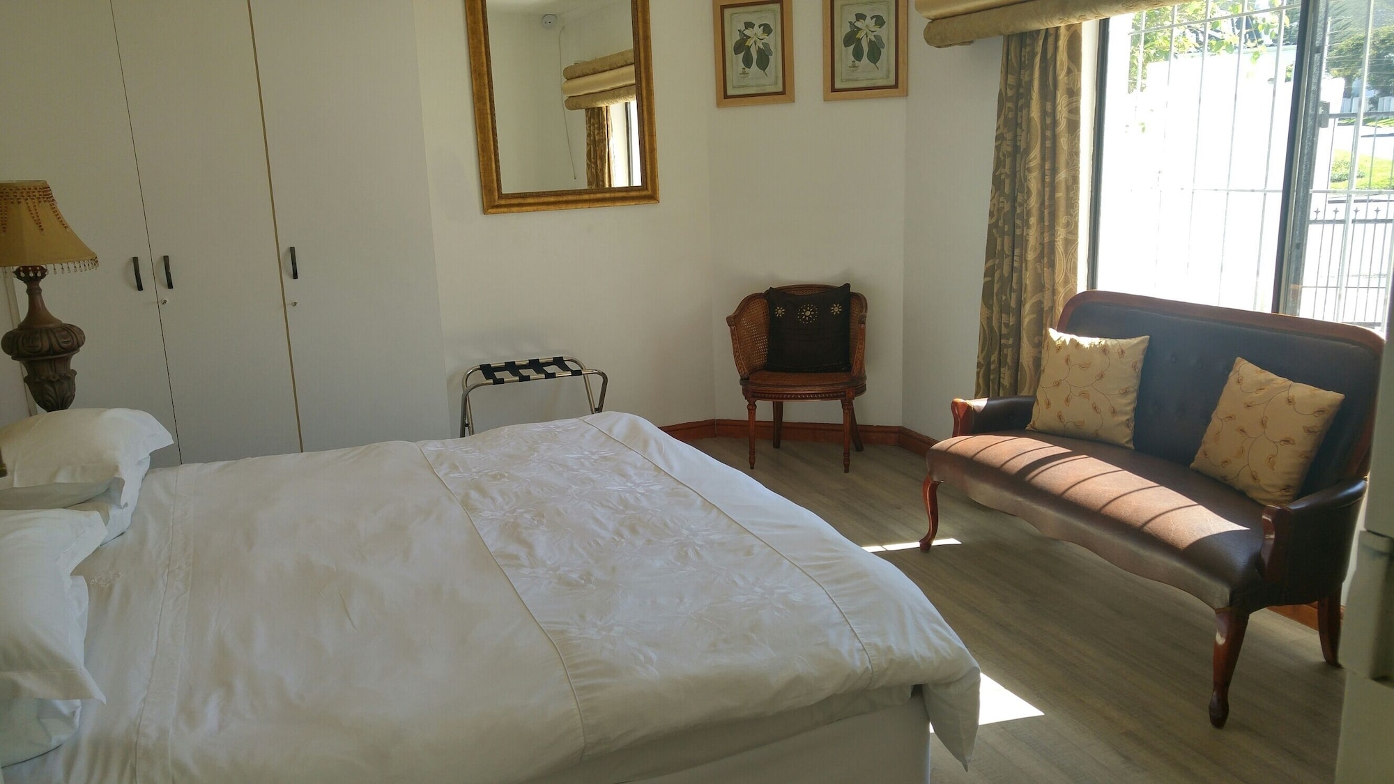 Courtyard, Twin Beds