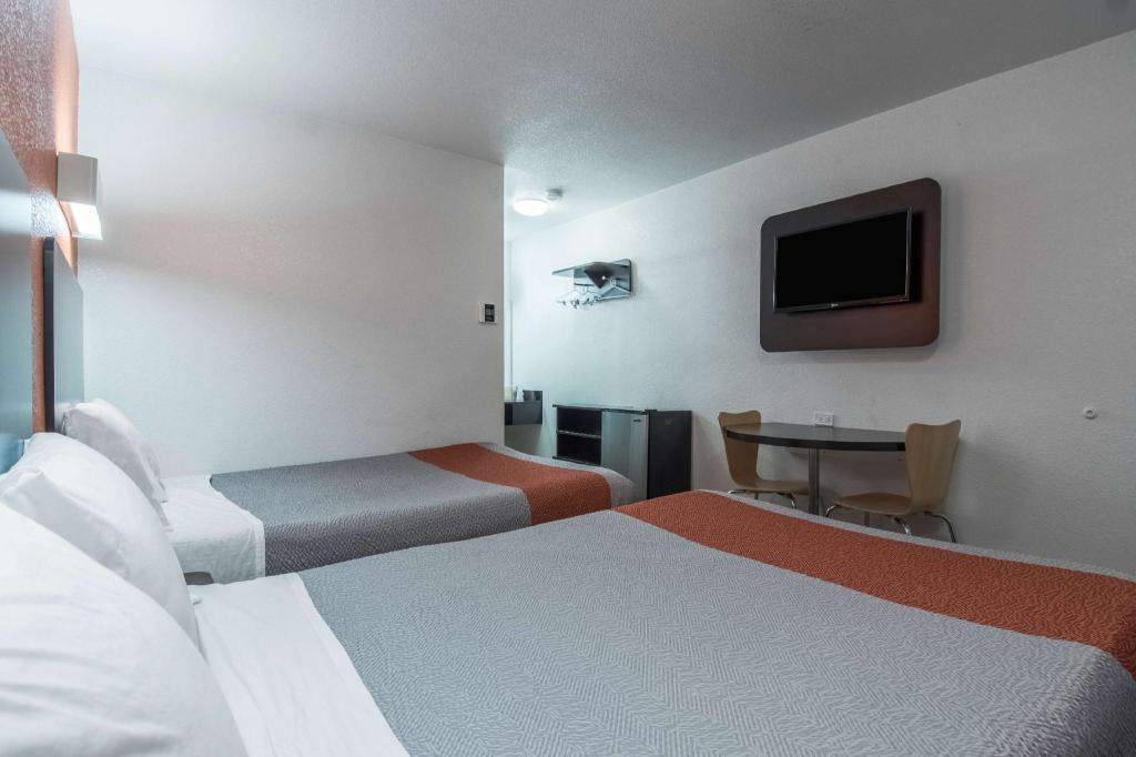 2 Full Beds - Non-Smoking, Mini Fridge، Motel6 Bakersfield, CA - Central 3/5
