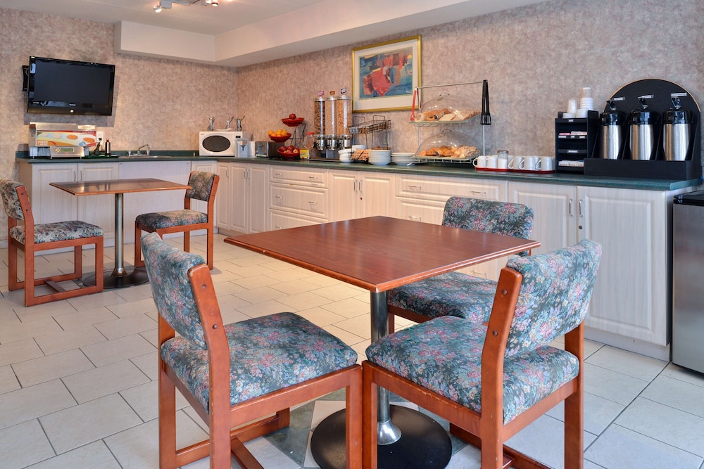 Lexington Inn & Suites Windsor 42/51