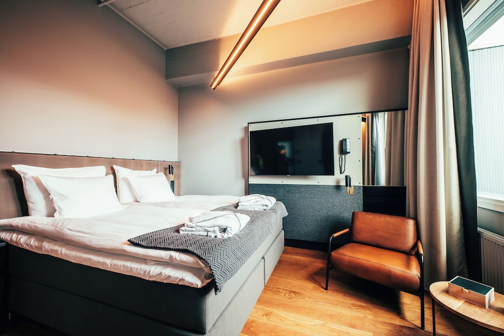 DELUXE, KING BED, BALCONY