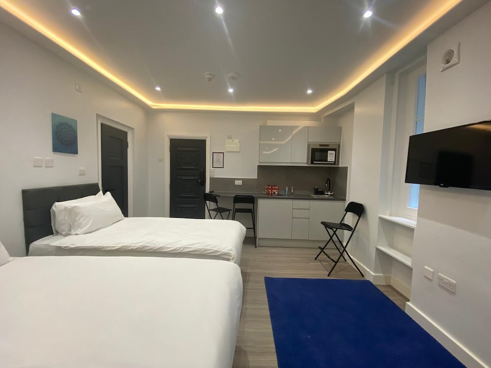 HYDE PARK SUITES 24/55