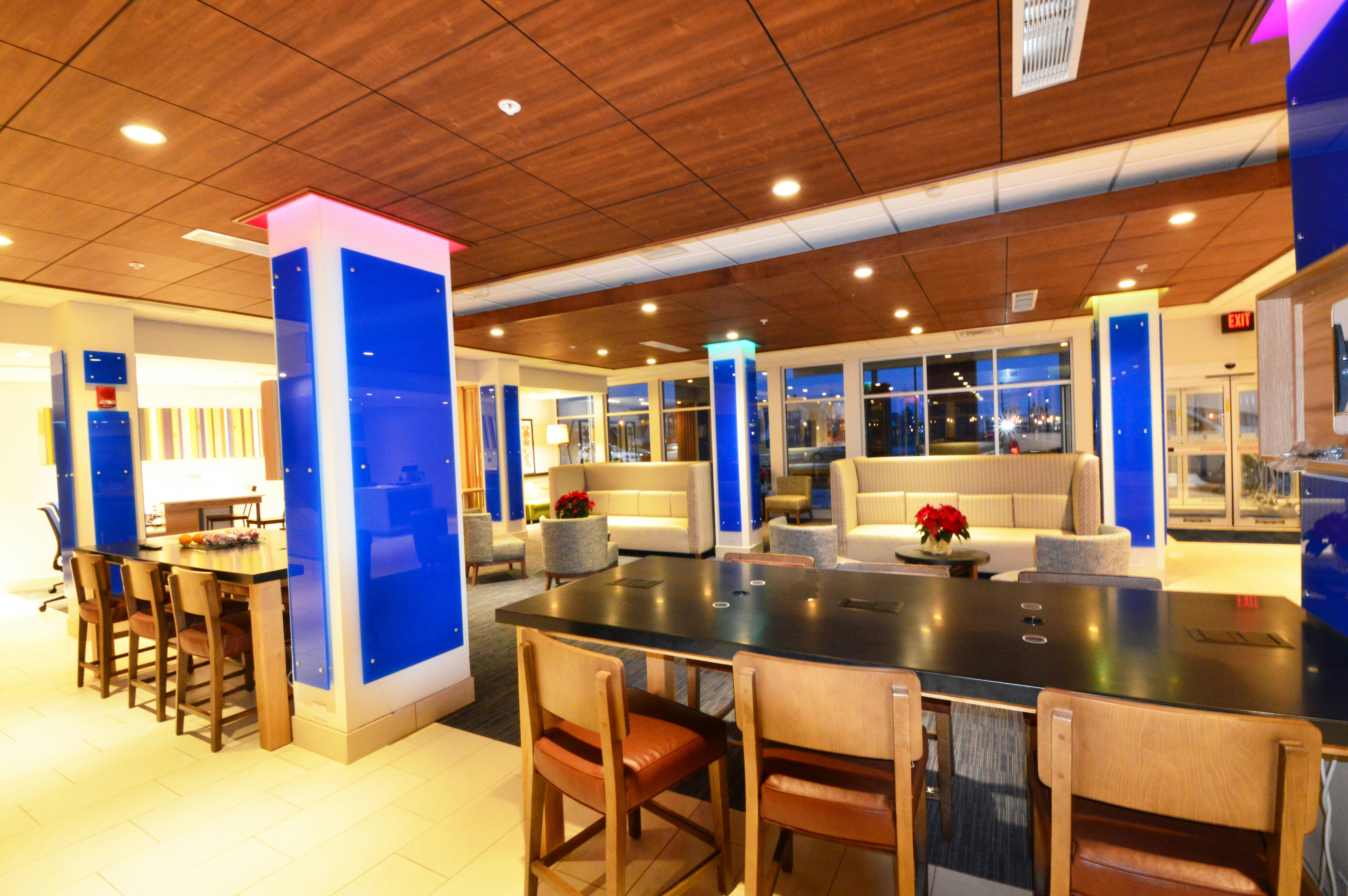 HOLIDAY INN EXPRESS & SUITES TOLEDO SOUTH - PERRYSBURG 31/53