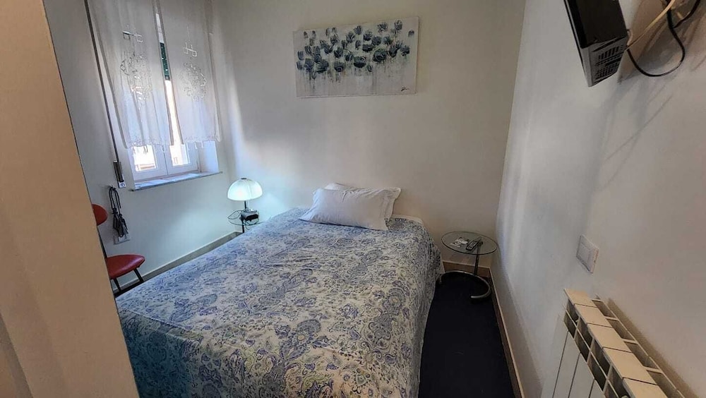 ROOM, SINGLE