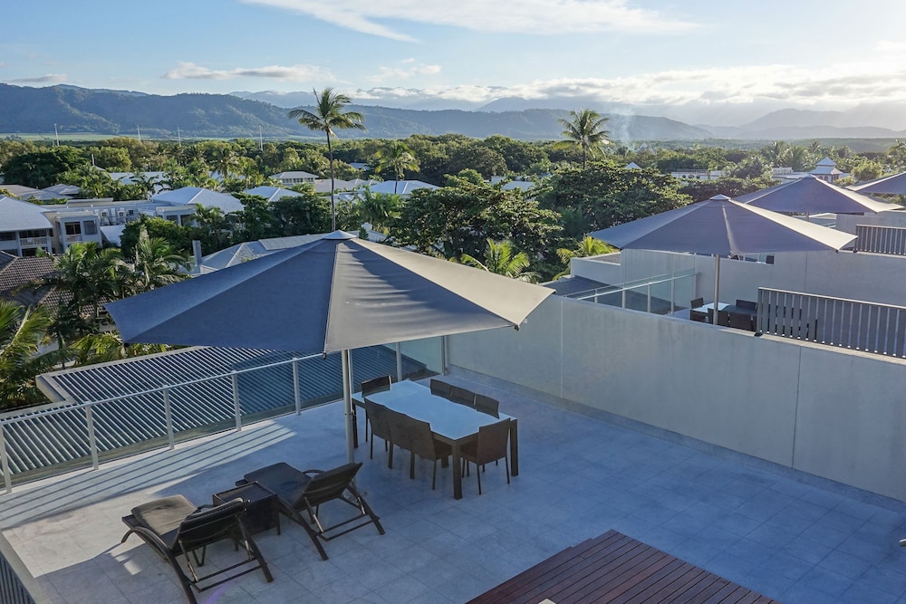 Coconut Grove Port Douglas 19/50