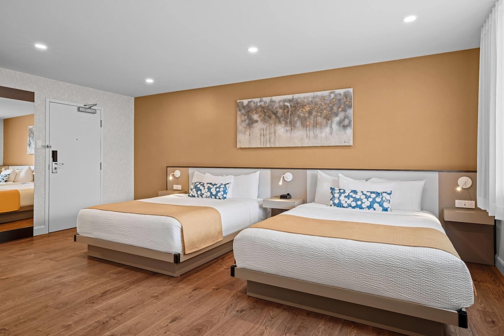 Room, 2 Queen Beds, Days Inn by Wyndham Riviere-Du-Loup 3/9