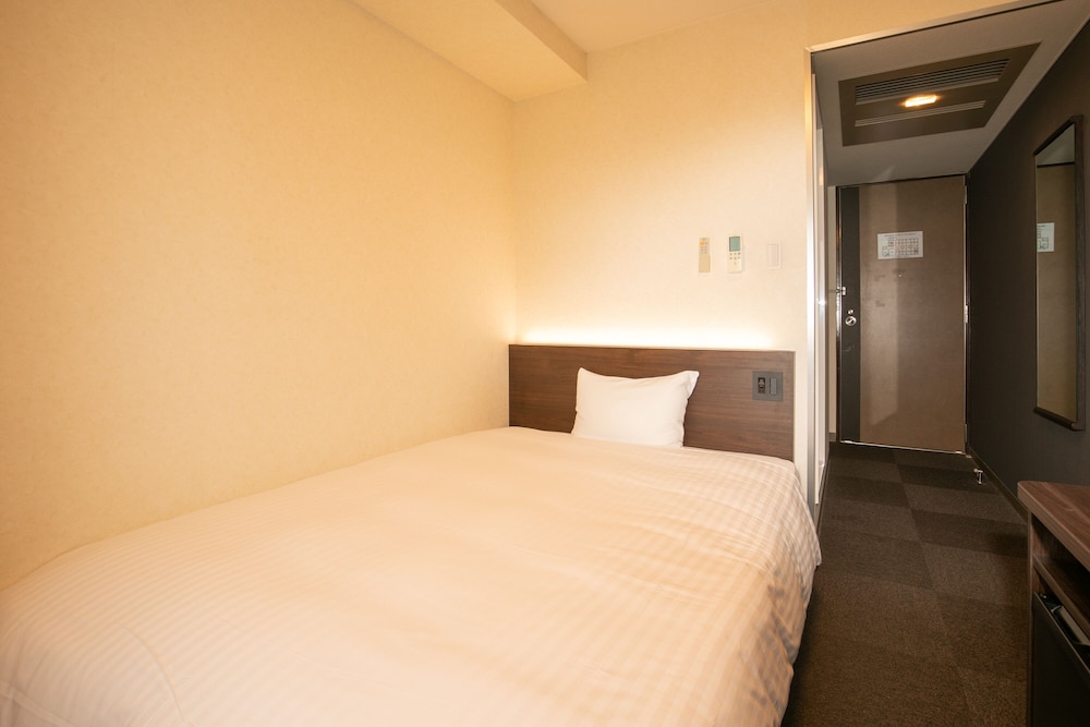 ROOM, SINGLE